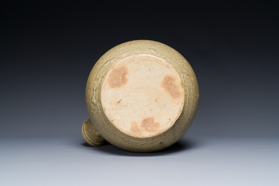 Aigui&egrave;re en porcelaine de Chine du four de Yaozhou monochrome, Tang ou post&eacute;rieur