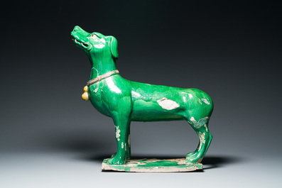 Grande tuile faiti&egrave;re en forme de chien en gr&egrave;s &eacute;maill&eacute; sancai, Chine, Ming