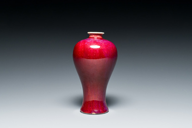 Een Chinese flamb&eacute;-geglazuurde 'meiping' vaas, 18e eeuw