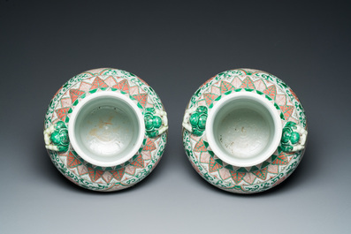 A pair of Chinese wucai vases with lion heads, 19/20th C.