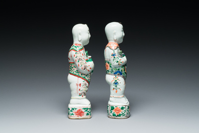 Paire de figures des 'Hehe Er Xian' en porcelaine de Chine famille verte, Kangxi