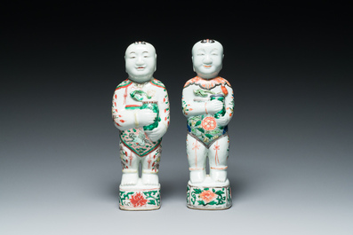 Paire de figures des 'Hehe Er Xian' en porcelaine de Chine famille verte, Kangxi