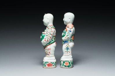 Paire de figures des 'Hehe Er Xian' en porcelaine de Chine famille verte, Kangxi