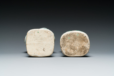 Paire de figures des 'Hehe Er Xian' en porcelaine de Chine famille verte, Kangxi