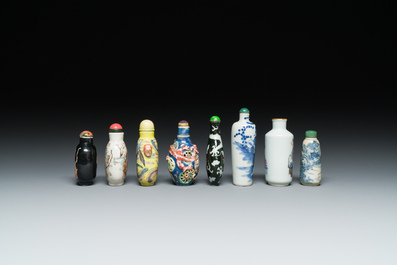Acht Chinese blauw-witte, famille noire en famille rose snuifflessen, diverse merken, 19e eeuw