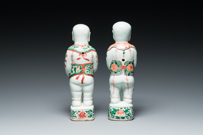Paire de figures des 'Hehe Er Xian' en porcelaine de Chine famille verte, Kangxi