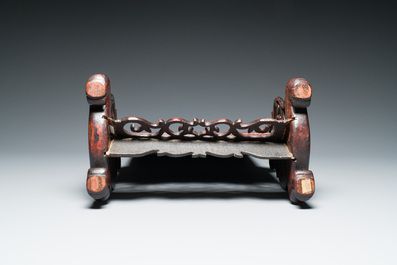 Plaque en porcelaine de Chine famille verte mont&eacute;e en &eacute;cran de table en bois, sign&eacute;e Li Huan 李澣, dat&eacute;e 1924