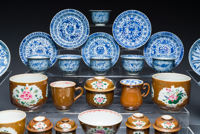 Une collection vari&eacute;e en porcelaine de Chine en bleu et blanc et famille rose, Kangxi et post&eacute;rieur