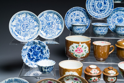 Une collection vari&eacute;e en porcelaine de Chine en bleu et blanc et famille rose, Kangxi et post&eacute;rieur