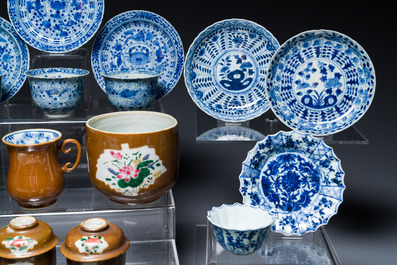 Une collection vari&eacute;e en porcelaine de Chine en bleu et blanc et famille rose, Kangxi et post&eacute;rieur