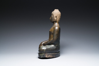 Grand Bouddha en bronze dans le style Sukhotai du Nord, Tha&iuml;lande, 17&egrave;me