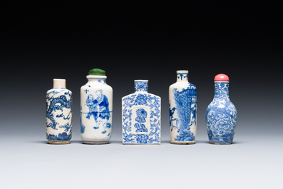 Vijf Chinese blauw-witte snuifflessen, 19/20e eeuw