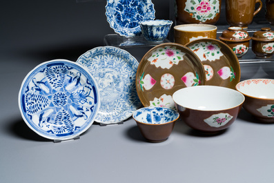 Une collection vari&eacute;e en porcelaine de Chine en bleu et blanc et famille rose, Kangxi et post&eacute;rieur