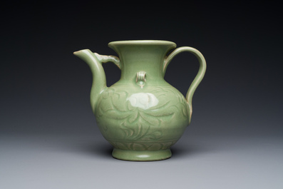 Een Chinese Longquan celadon wijnkan met anhua decor, Yuan/Ming