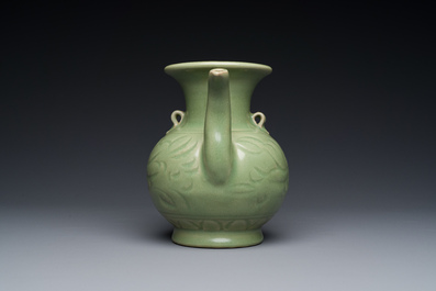 Een Chinese Longquan celadon wijnkan met anhua decor, Yuan/Ming