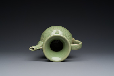 Een Chinese Longquan celadon wijnkan met anhua decor, Yuan/Ming