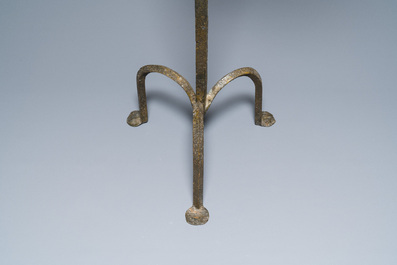 Importante torch&egrave;re &agrave; trois lumi&egrave;res d'&eacute;poque gothique en fer forg&eacute;, France, vers 1500