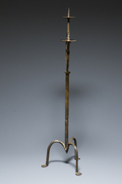 Importante torch&egrave;re &agrave; trois lumi&egrave;res d'&eacute;poque gothique en fer forg&eacute;, France, vers 1500