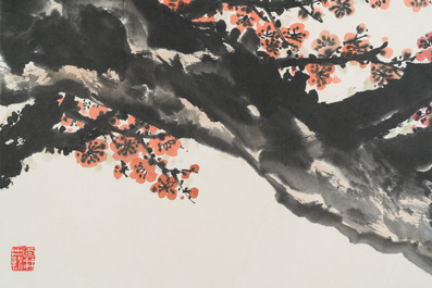 Guan Shanyue 關山月 (1912-2000): 'Pruimenbloesems', inkt en kleur op papier, gedateerd 1992
