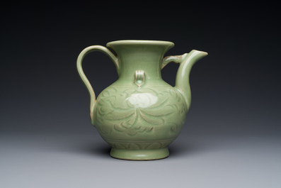 Een Chinese Longquan celadon wijnkan met anhua decor, Yuan/Ming