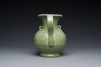 Een Chinese Longquan celadon wijnkan met anhua decor, Yuan/Ming