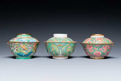 Trois bols couverts en porcelaine de Chine famille rose pour le march&eacute; thai, 19&egrave;me