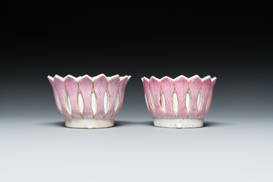 Paire de supports de trembleuse ou 'mancerina' en porcelaine de Chine famille rose, Qianlong