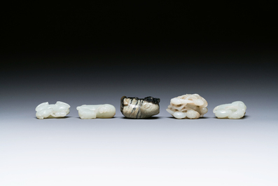 Vijf Chinese snijwerken in witte, celadon en grijs-zwarte jade, Qing/Republiek