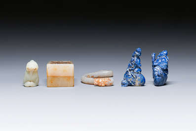 Vijf Chinese snijwerken in jade en lapis lazuli, 19/20e eeuw