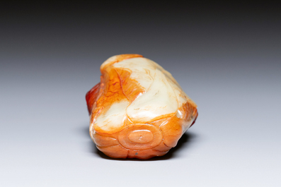 A small Chinese white and russet jade 'cabbage' vase, 19th C.