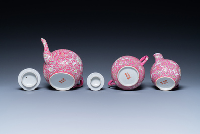 Een Chinees 15-delig theeservies met lotusdecor op paarse fondkleur, Guangxu merk, 20e eeuw