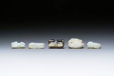 Vijf Chinese snijwerken in witte, celadon en grijs-zwarte jade, Qing/Republiek