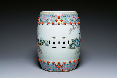 Een Chinese famille rose tuinzit met dames in een tuin, 20e eeuw