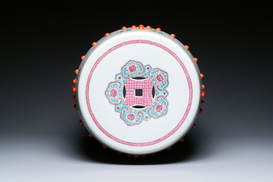 Een Chinese famille rose tuinzit met dames in een tuin, 20e eeuw