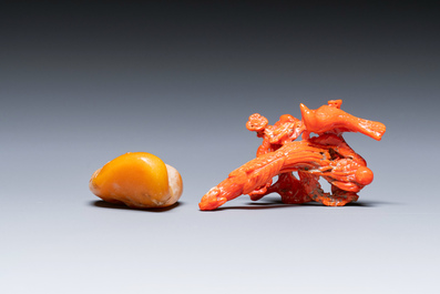Une sculpture en corail rouge repr&eacute;sentant des oiseaux, une sculpture en pierre jaune repr&eacute;sentant un paysage et un r&eacute;cipient, Chine, 19&egrave;me