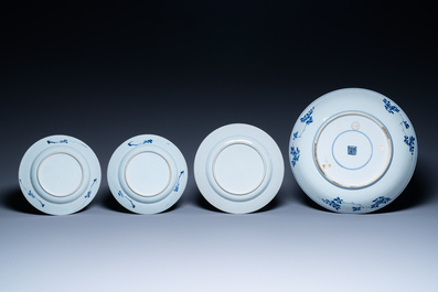 Een Chinese blauw-witte schotel en drie borden, Kangxi/Yongzheng