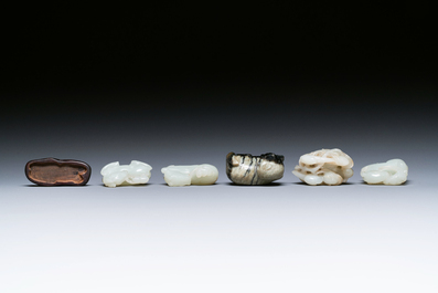 Vijf Chinese snijwerken in witte, celadon en grijs-zwarte jade, Qing/Republiek