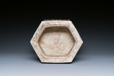 Vase de forme hexagonale en porcelaine de Chine qianjiang cai, sign&eacute; Wang Qi 王琦, 19/20&egrave;me