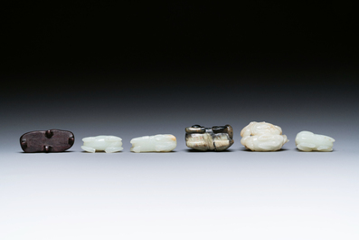Vijf Chinese snijwerken in witte, celadon en grijs-zwarte jade, Qing/Republiek