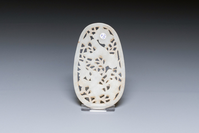 Een Chinese opengewerkte plaque in witte jade, Qing