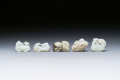 Vijf Chinese snijwerken in witte, celadon en grijs-zwarte jade, Qing/Republiek