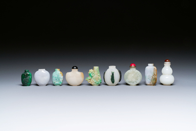 Negen Chinese snuifflessen in jade, hardsteen en glas, 19/20e eeuw