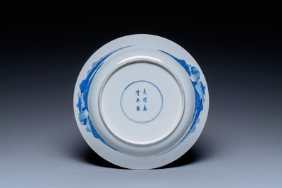 Een Chinese blauw-witte 'Xi Xiang Ji' schotel, Jiajing merk, Kangxi