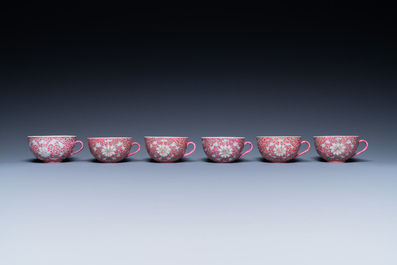 Een Chinees 15-delig theeservies met lotusdecor op paarse fondkleur, Guangxu merk, 20e eeuw