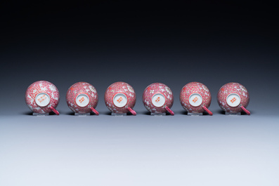 Een Chinees 15-delig theeservies met lotusdecor op paarse fondkleur, Guangxu merk, 20e eeuw