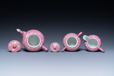 Een Chinees 15-delig theeservies met lotusdecor op paarse fondkleur, Guangxu merk, 20e eeuw