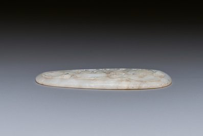 Een Chinese opengewerkte plaque in witte jade, Qing