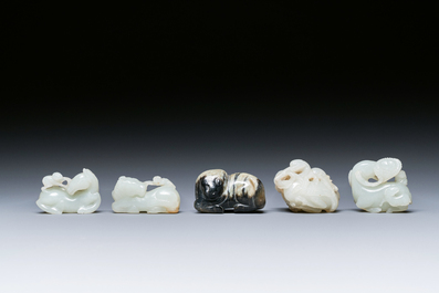 Vijf Chinese snijwerken in witte, celadon en grijs-zwarte jade, Qing/Republiek