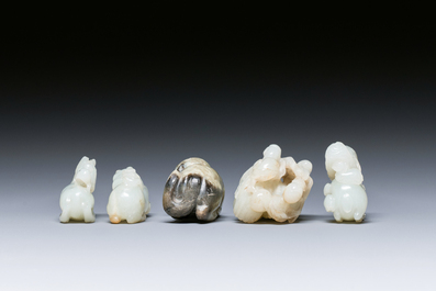Vijf Chinese snijwerken in witte, celadon en grijs-zwarte jade, Qing/Republiek