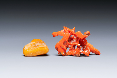 Une sculpture en corail rouge repr&eacute;sentant des oiseaux, une sculpture en pierre jaune repr&eacute;sentant un paysage et un r&eacute;cipient, Chine, 19&egrave;me
